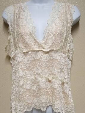 Vintage Large Lace Top Women's V Neck Sleeveless Beige Lined. V Back See Images